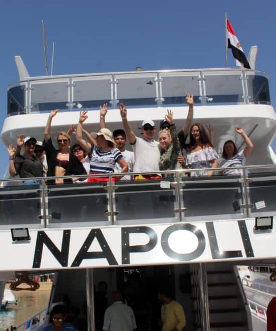 "Odkryj magiczne piękno Ras Mohammed i Białej Wyspy podczas niezapomnianej morskiej przygody z Szarm el-Szejk. Snorkeling, relaks i natura w jednym dniu!"
