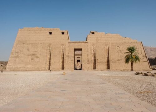 Medinet Habu w Luksorze: jak zwiedzać świątynię Ramzesa III i dostrzec jej detale